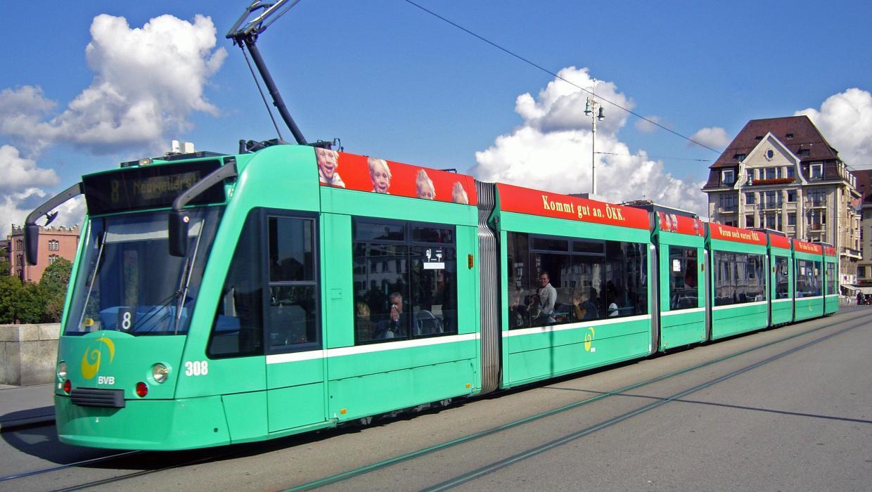 Grünes Tram der Basler Verkehrsbetriebe auf der Mittleren Brücke.