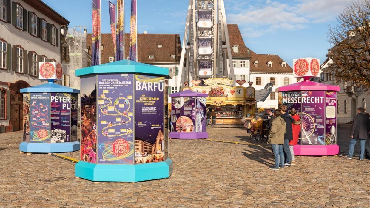 Farbig gestaltete Infopoints zur Geschichte und den Traditionen der Basler Herbstmesse.