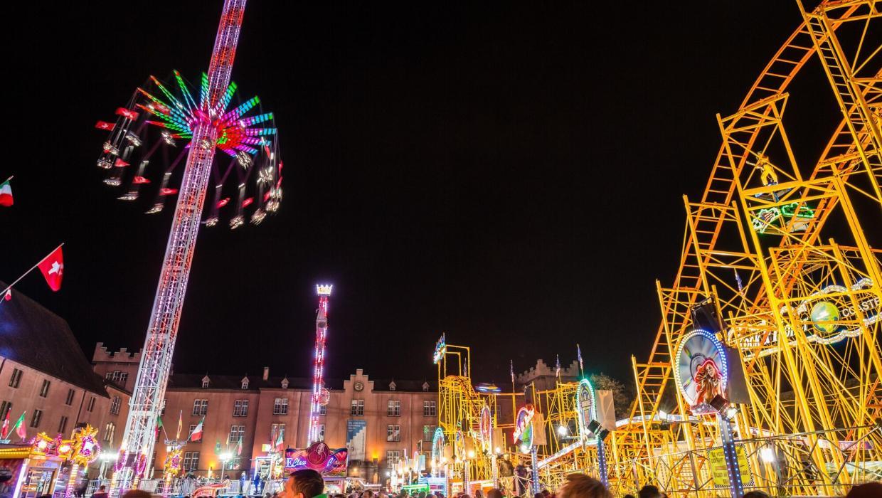 I punti salienti della fiera d’autunno 2017 al piazzale della Kaserne: Condor – la giostra a seggiolini trasportabile più alta del mondo – e la «Rock & Roller Coaster» dal colore giallo brillante, le più grandi montagne russe mobili mai viste a Basilea fino a quel momento.