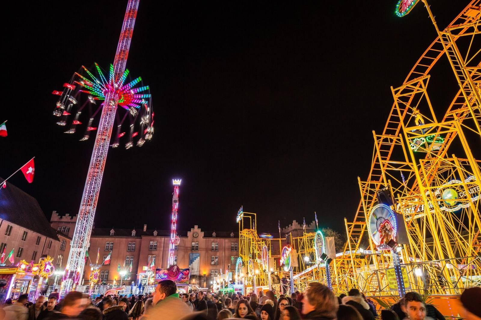 I punti salienti della fiera d’autunno 2017 al piazzale della Kaserne: Condor – la giostra a seggiolini trasportabile più alta del mondo – e la «Rock & Roller Coaster» dal colore giallo brillante, le più grandi montagne russe mobili mai viste a Basilea fino a quel momento.